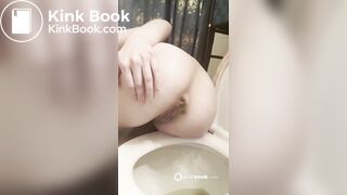 HOT WHITE GIRL SHITTING IN TOILETT