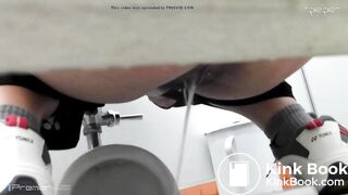 A girl who pooped outside the toilet bowl - video 2