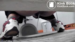 A girl who pooped outside the toilet bowl - video 2