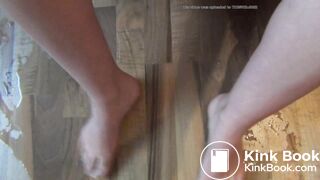 Woman pissing and shitting - video 2