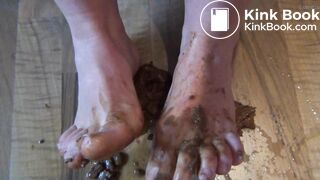 Woman pissing and shitting - video 2