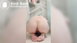 Shitting on her feet for cash