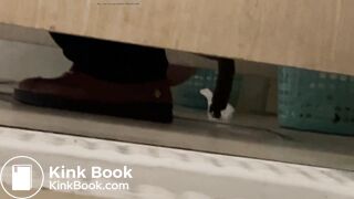 Girl pooping - video 883