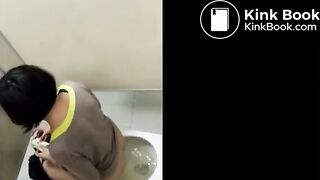 Wc spy girl - video 3