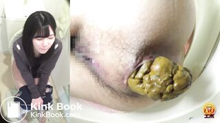 Cute Japanese girl Pooping