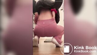 Blackras poops her purple lululemon leggings