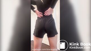 Blackras poops her lululemon shorts
