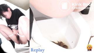 Pretty Japanese girl Pooping - video 10