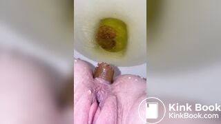 Girl pooping on toilet - video 313