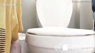 Girl pooping on toilet - video 309