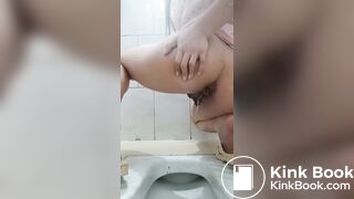 Novinha greluda bunda gostosa cagando e gozando