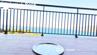 facendo la cioccolata sul balcone di casa