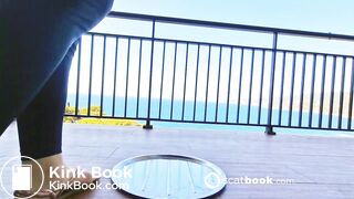 facendo la cioccolata sul balcone di casa