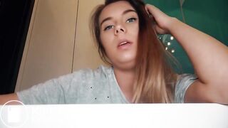Super hot girl does a very sexy poo