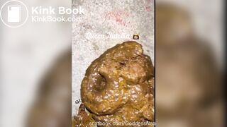 Cagada enorme da preta deitada