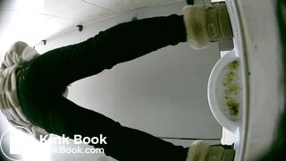 Voyeur girl pooping 3