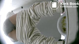 Voyeur girl pooping - video 7