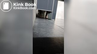 MUJER HACE CACA EN GASOLINERA