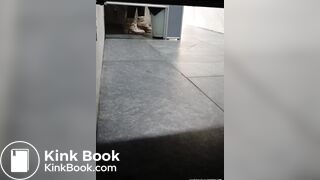 MUJER HACE CACA EN GASOLINERA