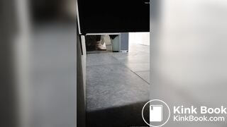 MUJER HACE CACA EN GASOLINERA
