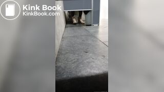 MUJER HACE CACA EN GASOLINERA