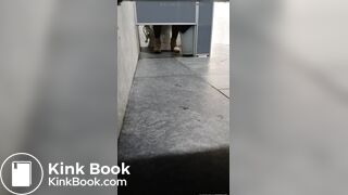 MUJER HACE CACA EN GASOLINERA