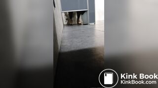 MUJER HACE CACA EN GASOLINERA