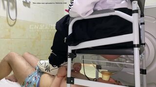 Cina ragazze defecanti 1