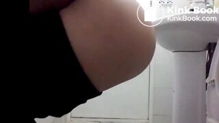 Amateur girl pooping on toilet