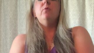 Busty American Milf Shitting