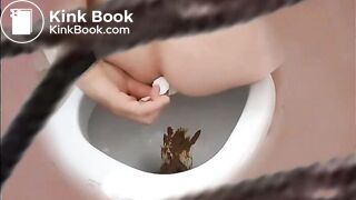 girl pooping in the Toilette - video 2