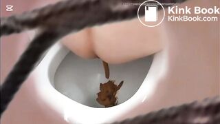 girl pooping in the Toilette - video 2
