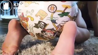 Girl messy diaper - video 2