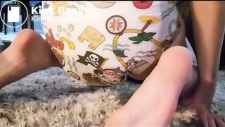Girl messy diaper - video 2
