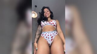 Baddie Latina Takes a Shit..