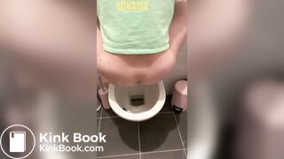 Girl pooping - video 869