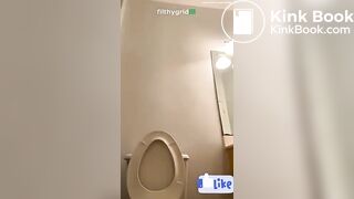 Girl with huge ass takes a big shit