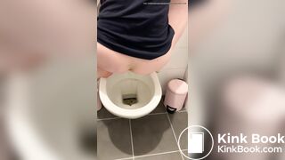 Girl pooping - video 868