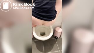 Girl pooping - video 868