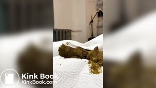 Pretty Amateur girl take a shit