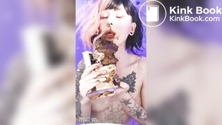 Chica otaku caga encima de su muñeca luego come poo y i