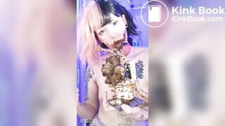 Chica otaku caga encima de su muñeca luego come poo y i