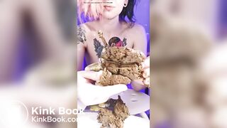 Chica otaku caga encima de su muñeca luego come poo y i