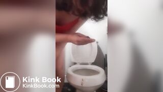 Filling her ass back up with smelly poop