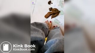 Brune fait caca dans la salle de bain