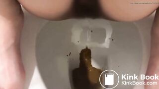 女性が下痢をする