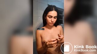 novinha brasileira comendo seu cocô