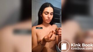 novinha brasileira comendo seu cocô