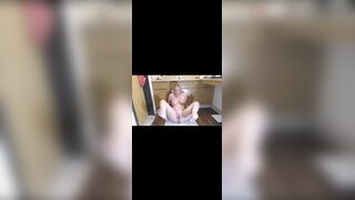 Rubia hermosa empuja una miera larga y orina