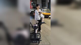 一个小女孩屁股一紧